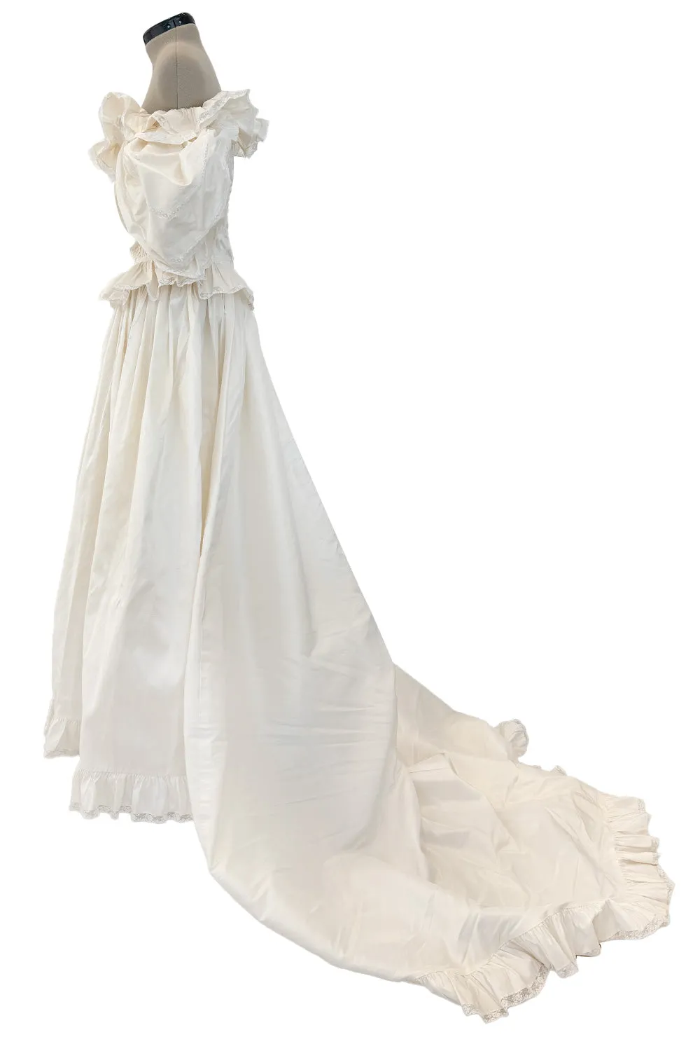 Fairy Tale 1980s Oscar de la Renta Ivory Silk Ruffled Of Shoulder Princess Wedding Dress w Trained Skirt