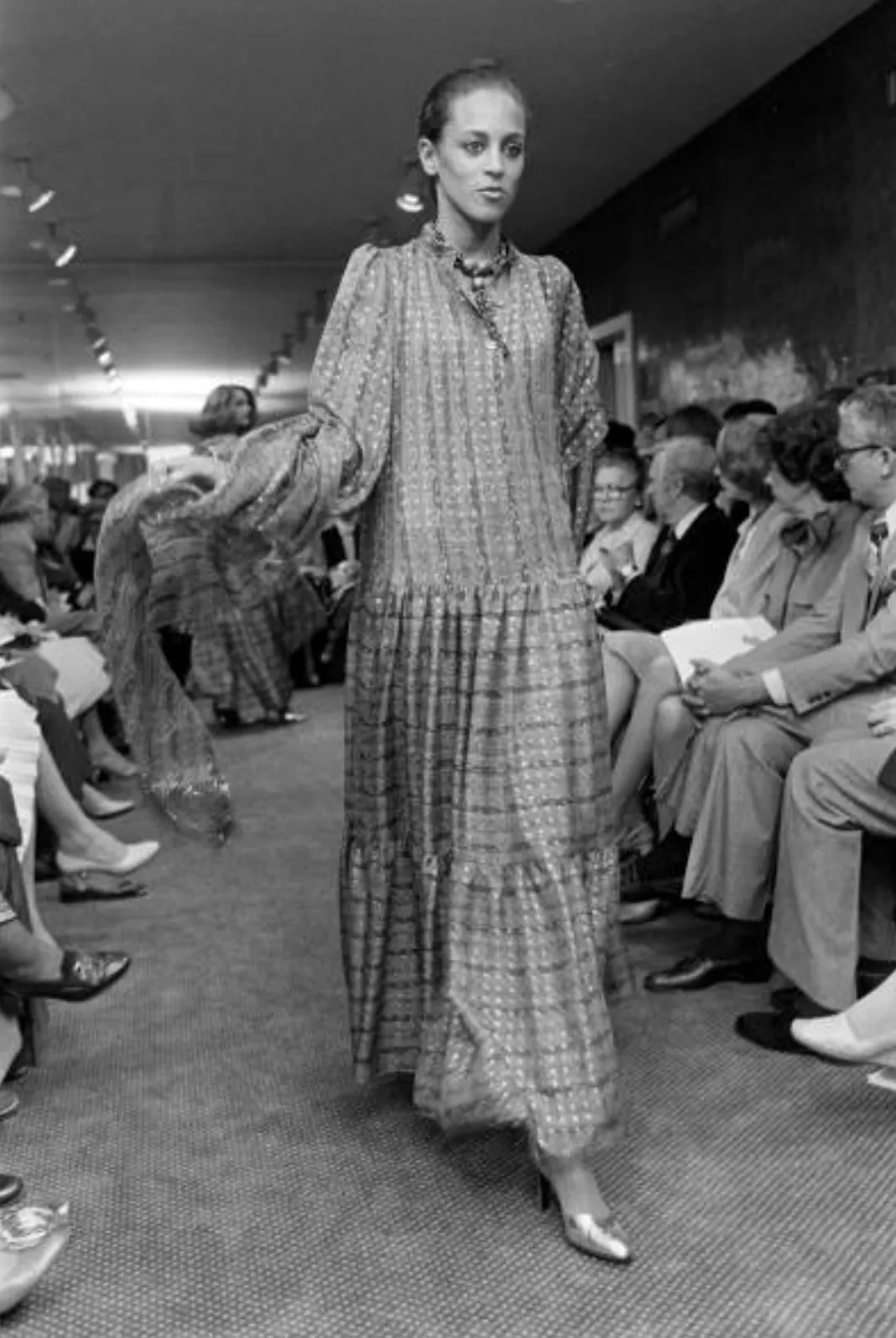 Fall 1977 Oscar De La Renta Feather Light Metallic Chiffon Dress & Extra Long Sash