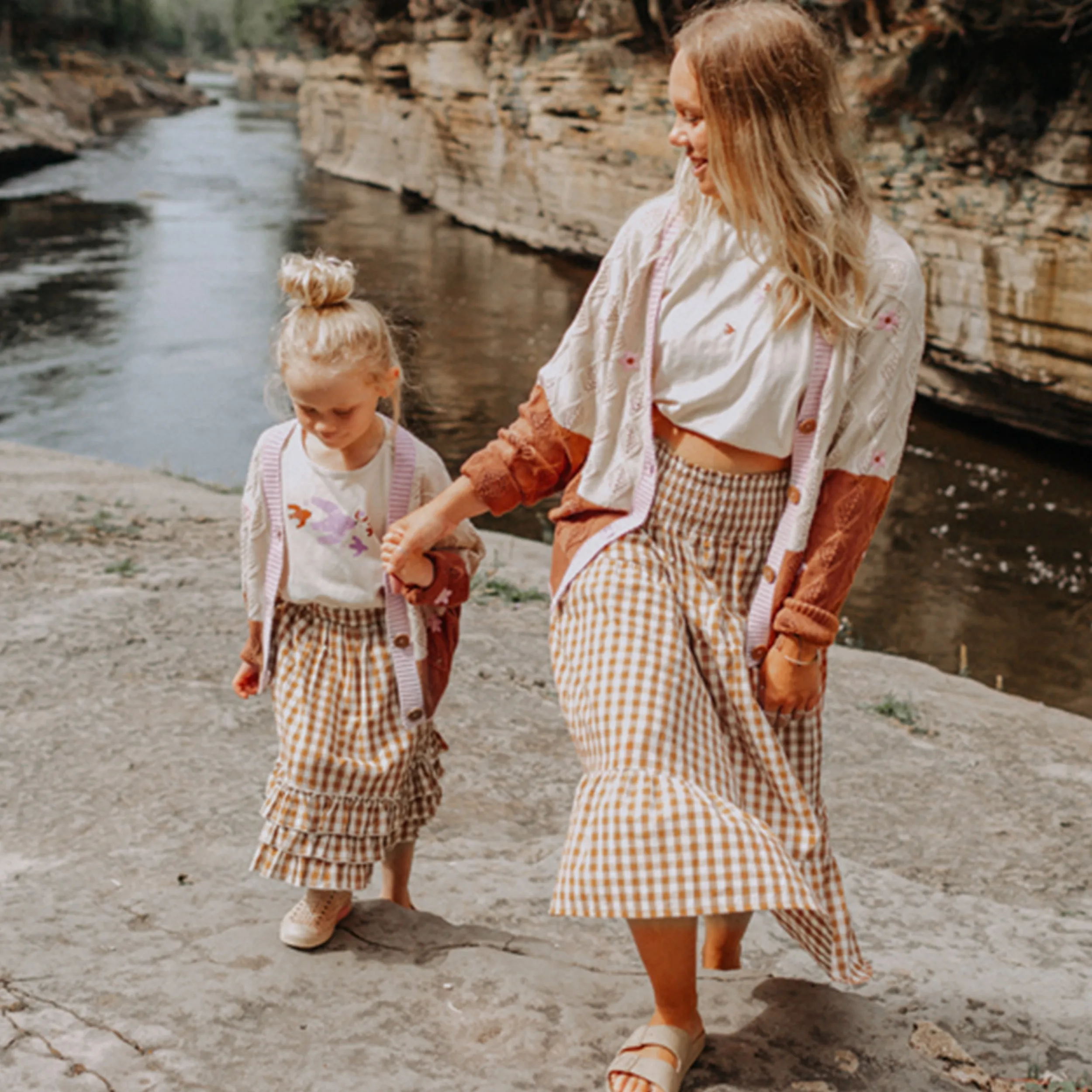 Jupe à carreaux crème et brun en seersucker, enfant || Cream and brown checkered skirt in seersucker, child