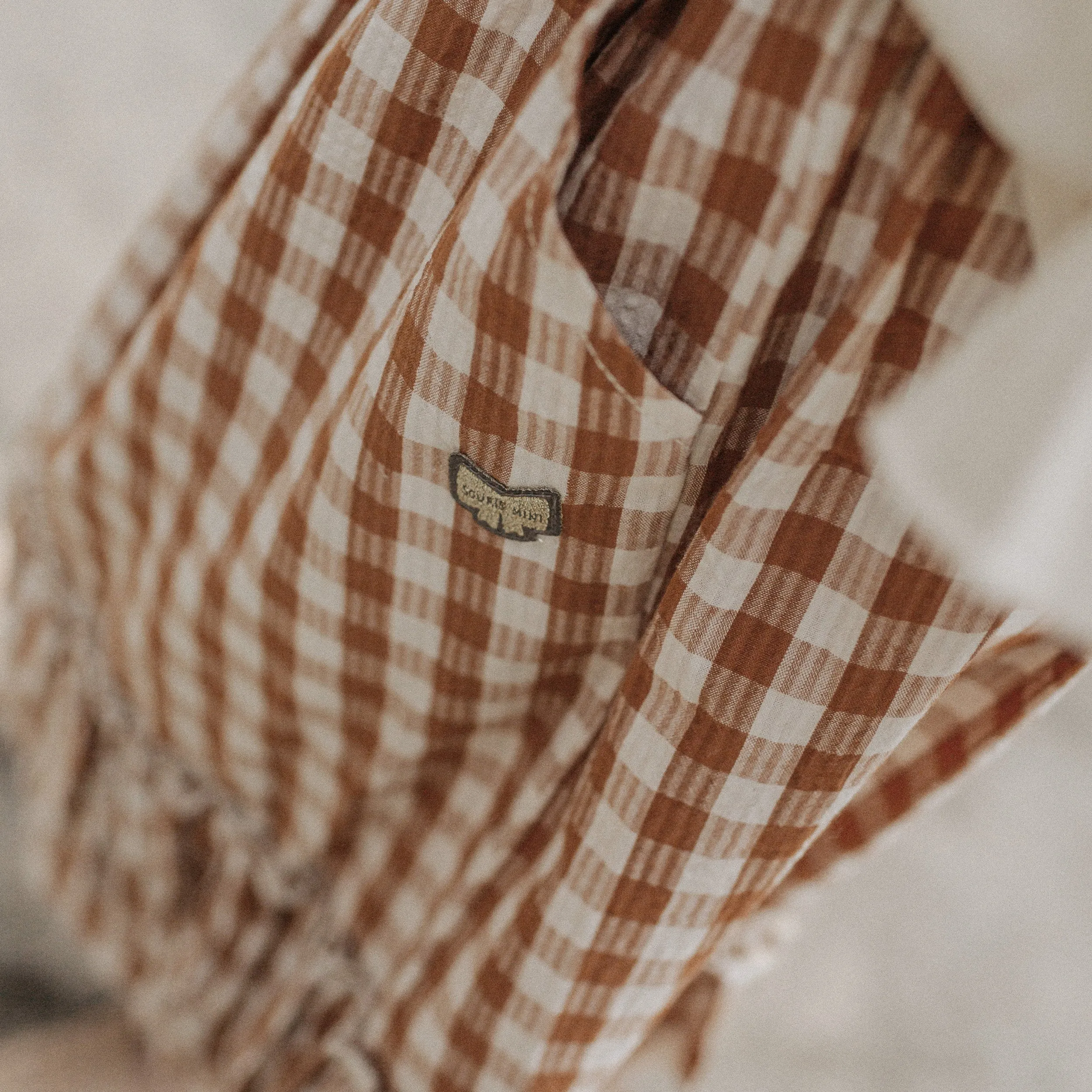 Jupe à carreaux crème et brun en seersucker, enfant || Cream and brown checkered skirt in seersucker, child