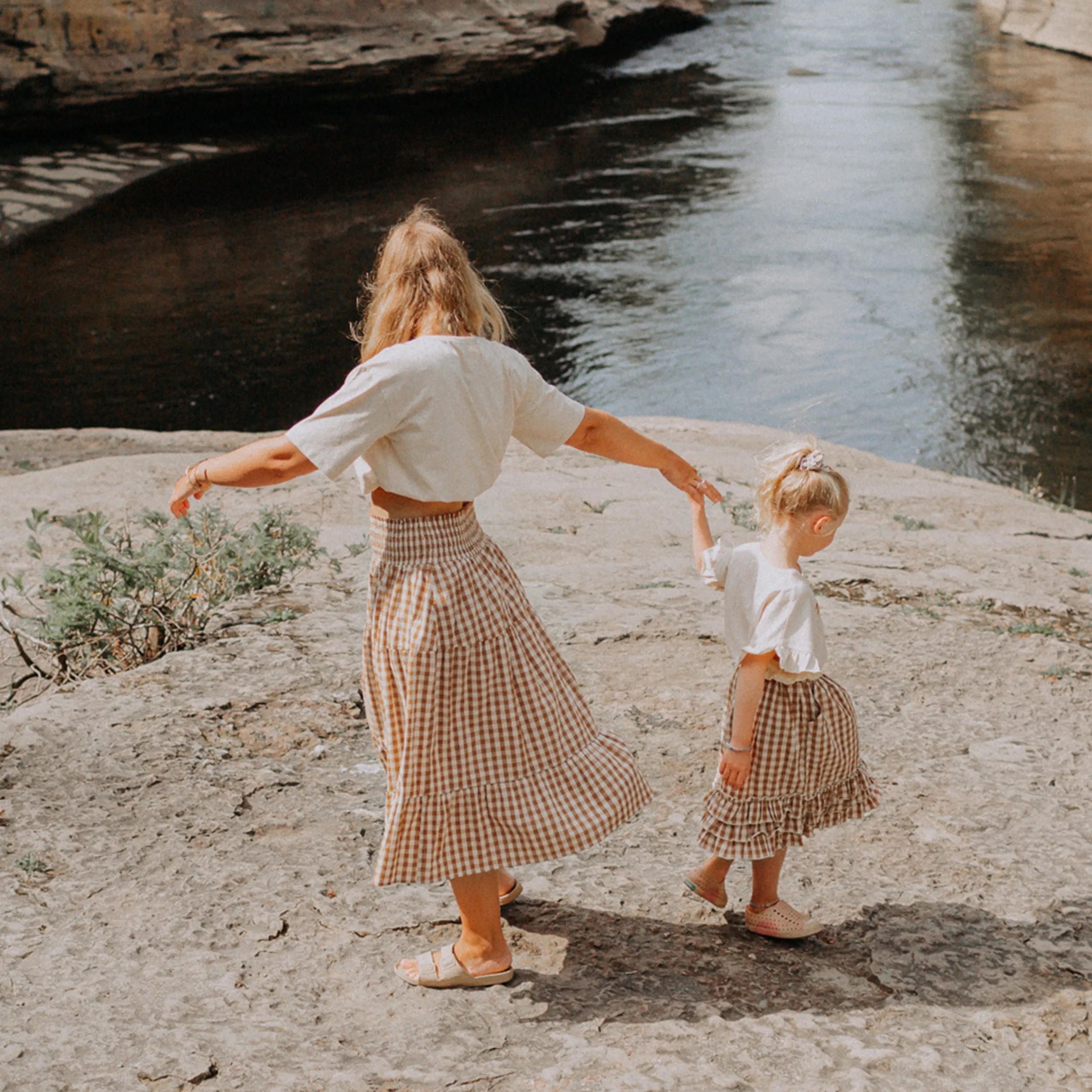 Jupe à carreaux crème et brun en seersucker, enfant || Cream and brown checkered skirt in seersucker, child