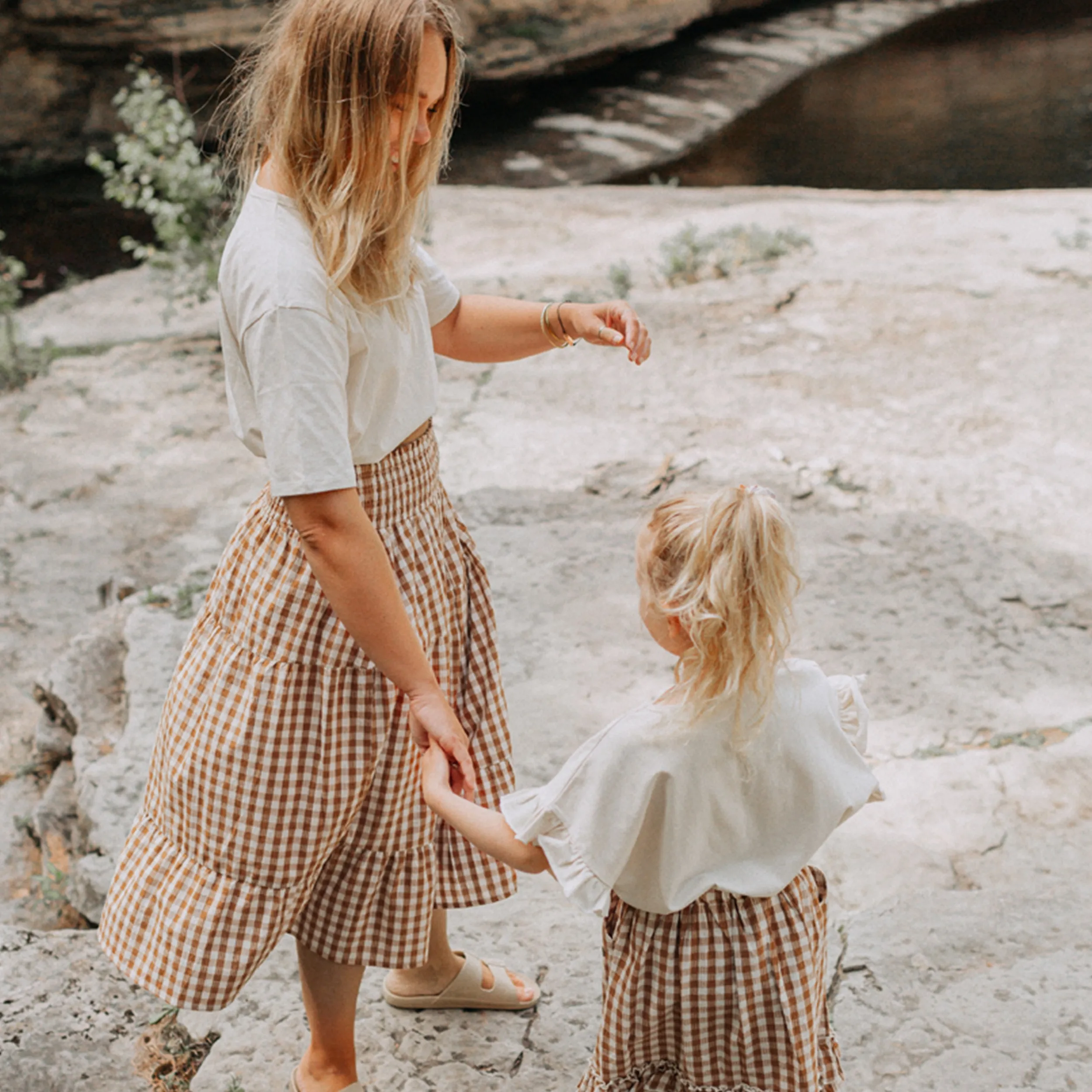 Jupe à carreaux crème et brun en seersucker, enfant || Cream and brown checkered skirt in seersucker, child