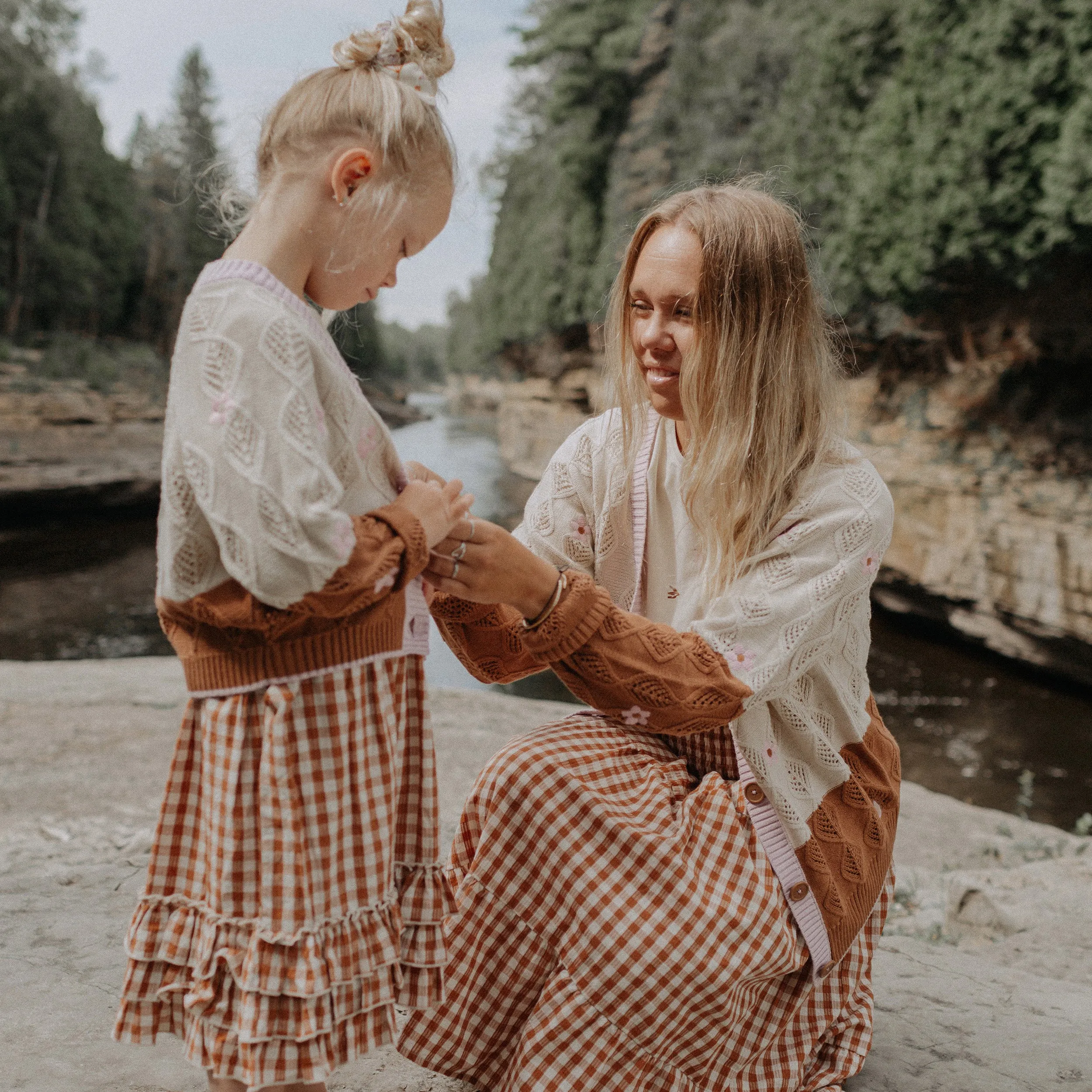 Jupe à carreaux crème et brun en seersucker, enfant || Cream and brown checkered skirt in seersucker, child