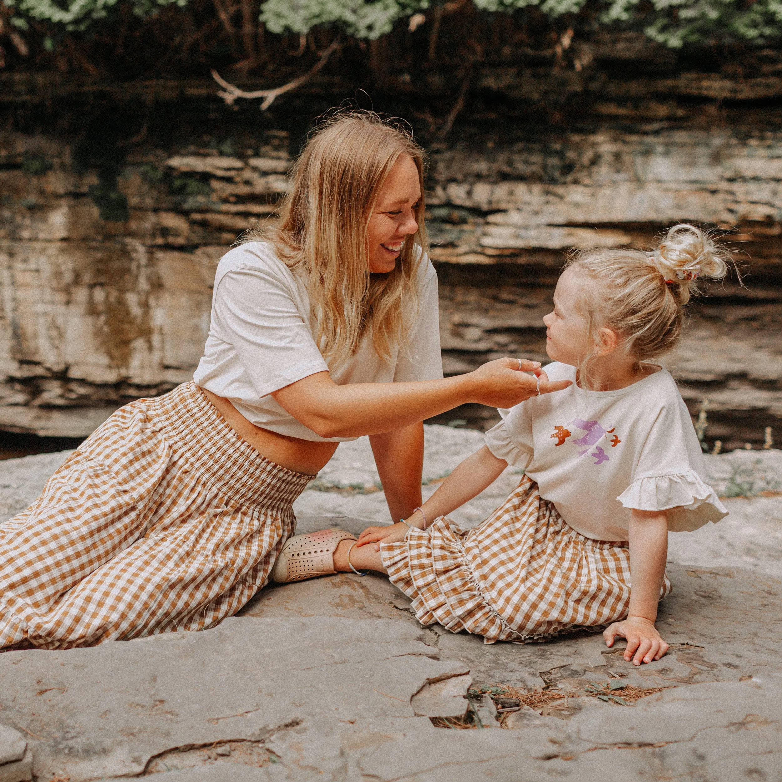 Jupe à carreaux crème et brun en seersucker, enfant || Cream and brown checkered skirt in seersucker, child