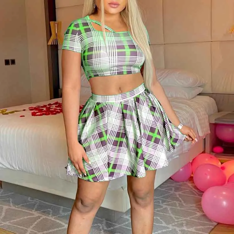 Plaid Pattern Short Sleeve Crop Top & Pleated Skirt Set
