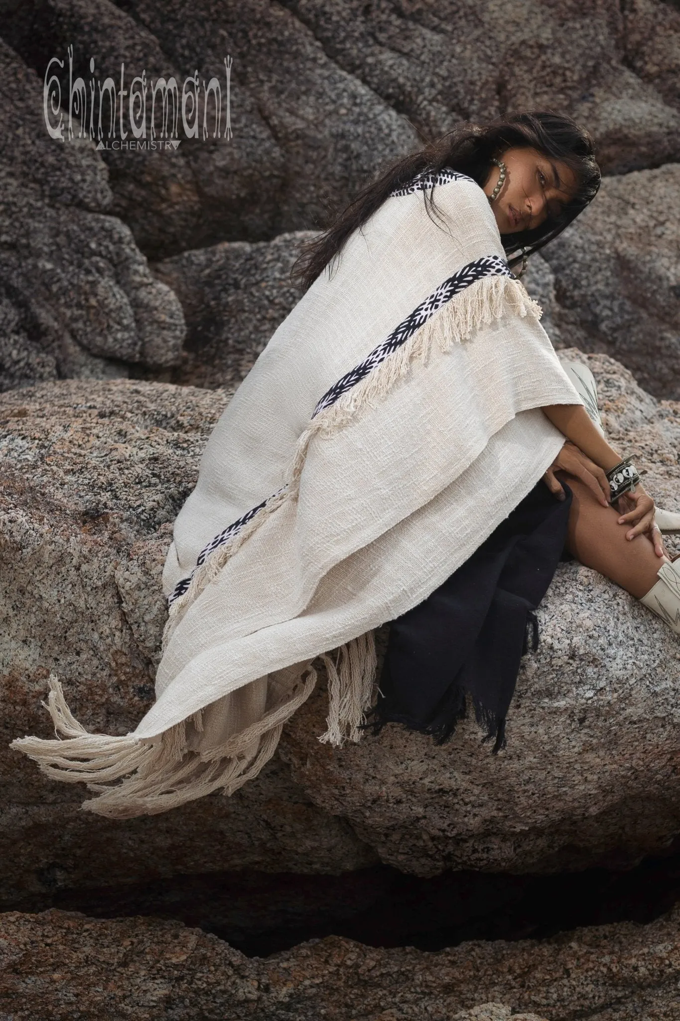 Poncho with tassels and hemp inserts / Off White