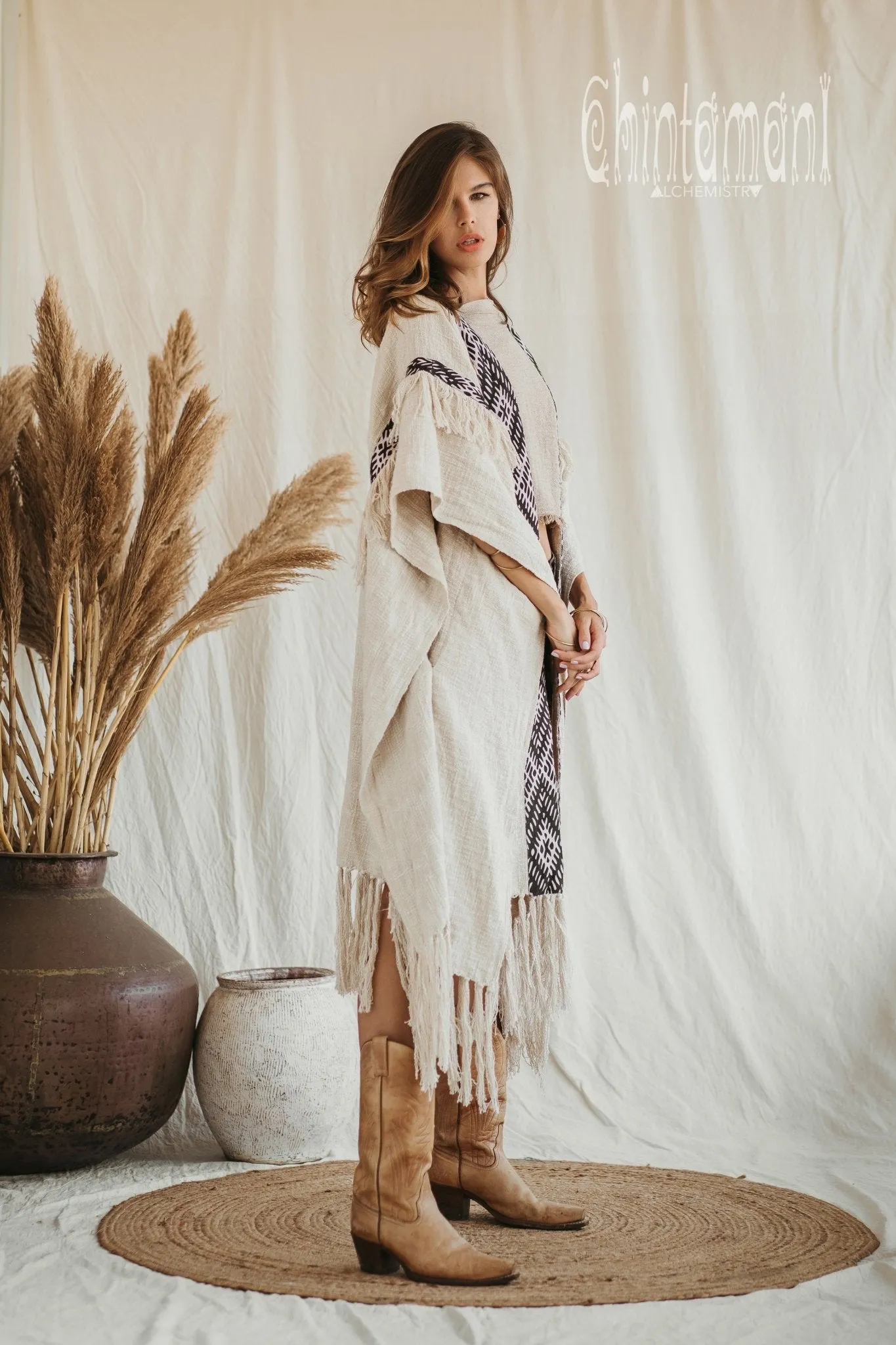 Poncho with tassels and hemp inserts / Off White