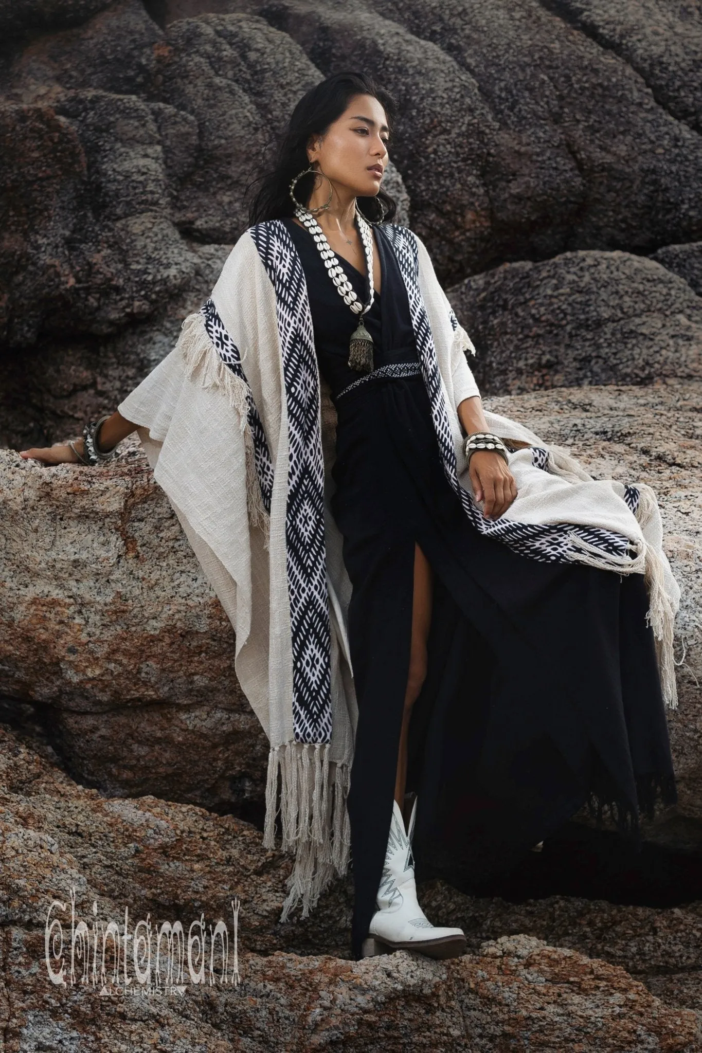 Poncho with tassels and hemp inserts / Off White