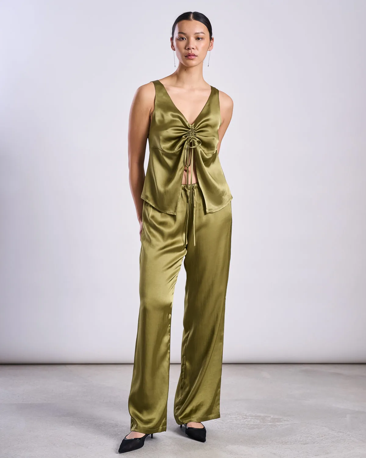 RUFFLED V-NECK TOP TALARA WOODY OLIVE