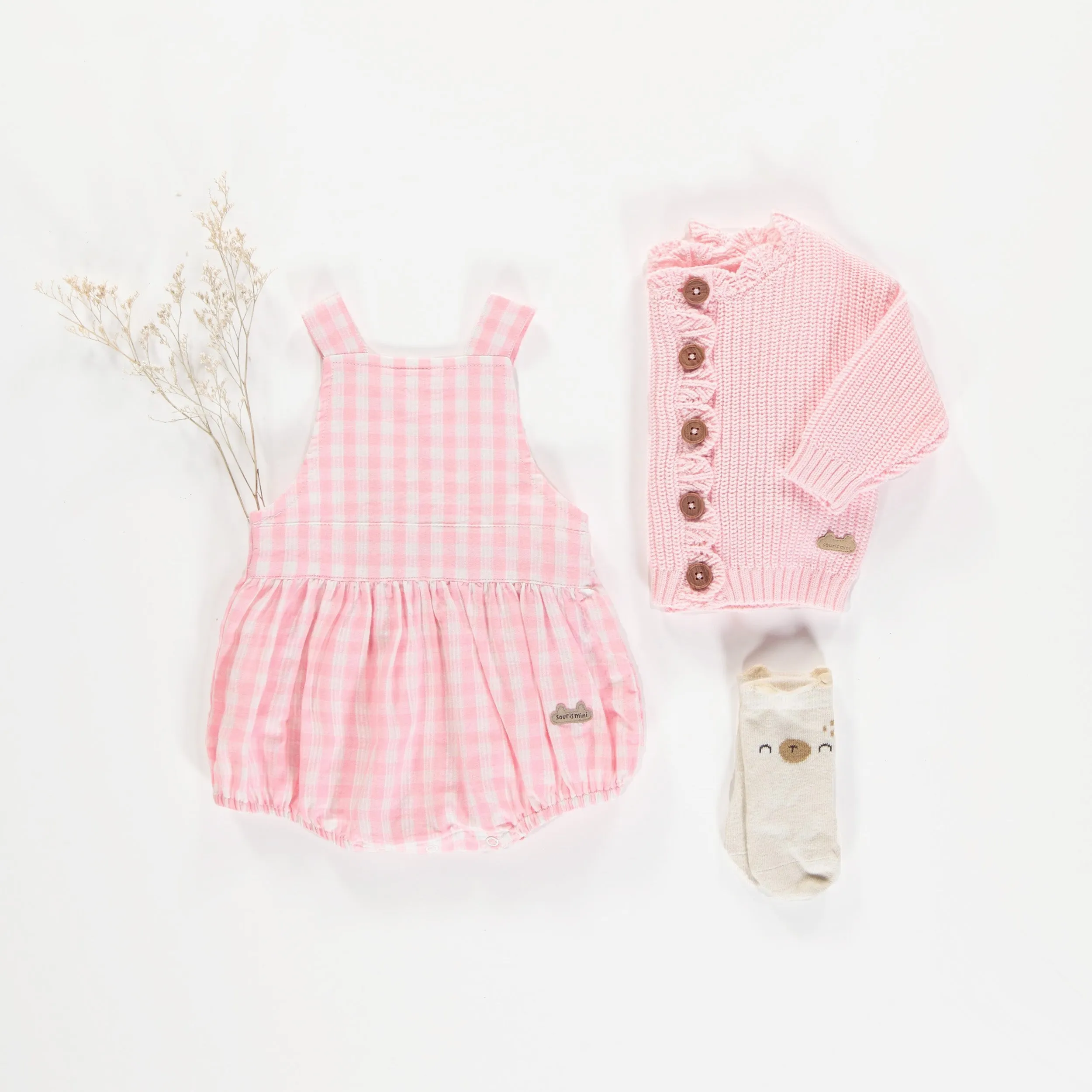 Une pièce à bretelles larges rose et blanc à carreaux en seersucker, naissance || Pink and white plaid one-piece with large straps in seersucker, newborn