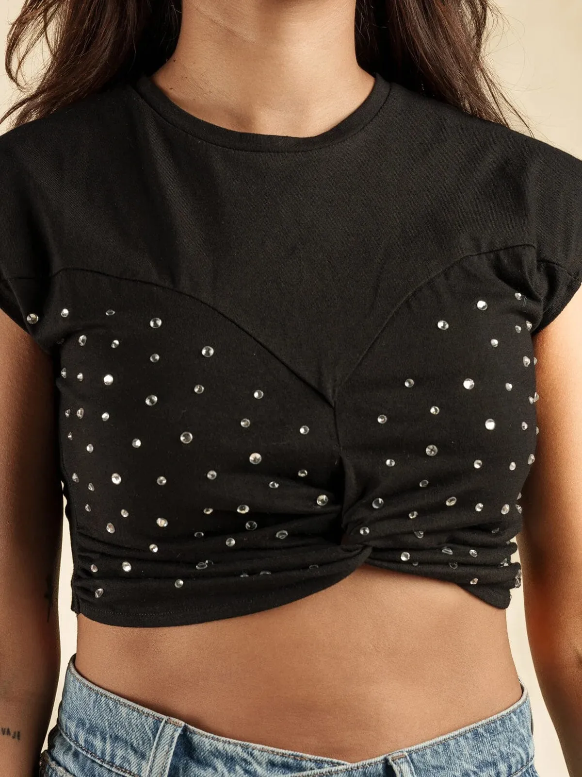 WOMEN'S SHORT SLEEVE STUDS DETAILED CROP TOP